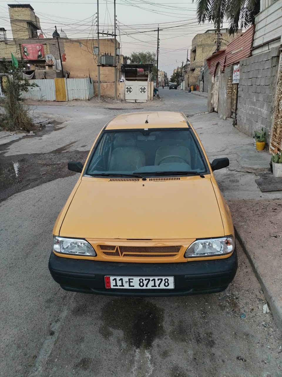 سايبه ٢٠١٢ محرك وكير وتبريد خير من الله السياره ابلاديه بدون تبديل ولا ظربه ولا صبغ فقط تصليح خياسات صدر جديد غرفتها بلاديه رقم انكليزي مصفره من كلشي تحويل ثاني يوم شواصي نظيفه السعر ٢٨ وبيها مجال مكان السياره الشعب حي اور وهاي كل التفاصيل وصور والفديو كدامك تعال وشوف ابعينك *********** سياره جاهزه وحلوه
