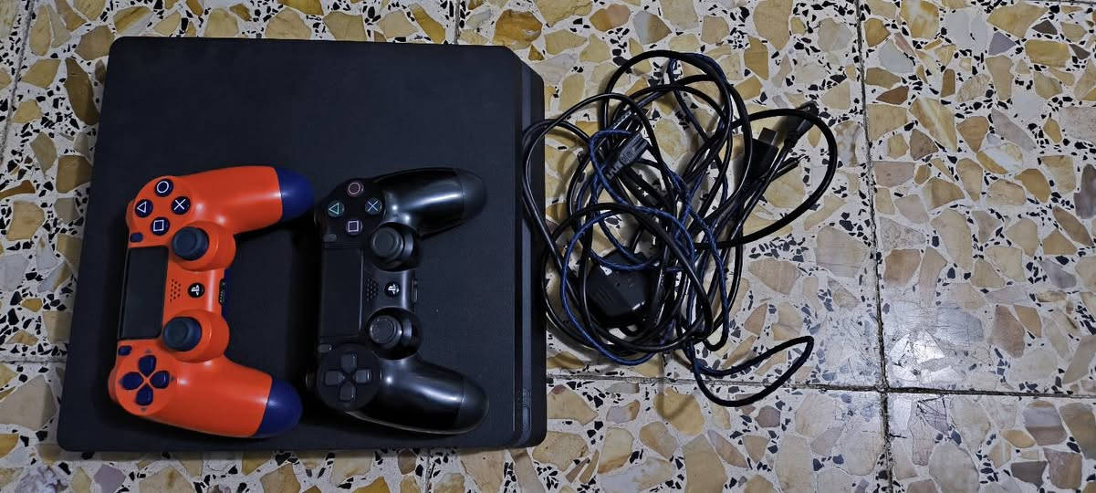 بلي فور سلم ذاكره 512 نضام الجهاز 11.50 ما مهكر وياه جويستكين واحد اصلي الاسود و البرتقالي مو اصلي النضافه مالته 95% جان مضموم بل كنتور البلي مكفول من ناحيه كلشي السعر مالته 225 و بي مجال للتواصل خاص او تلكرام المعرف مالتي E0bmv
