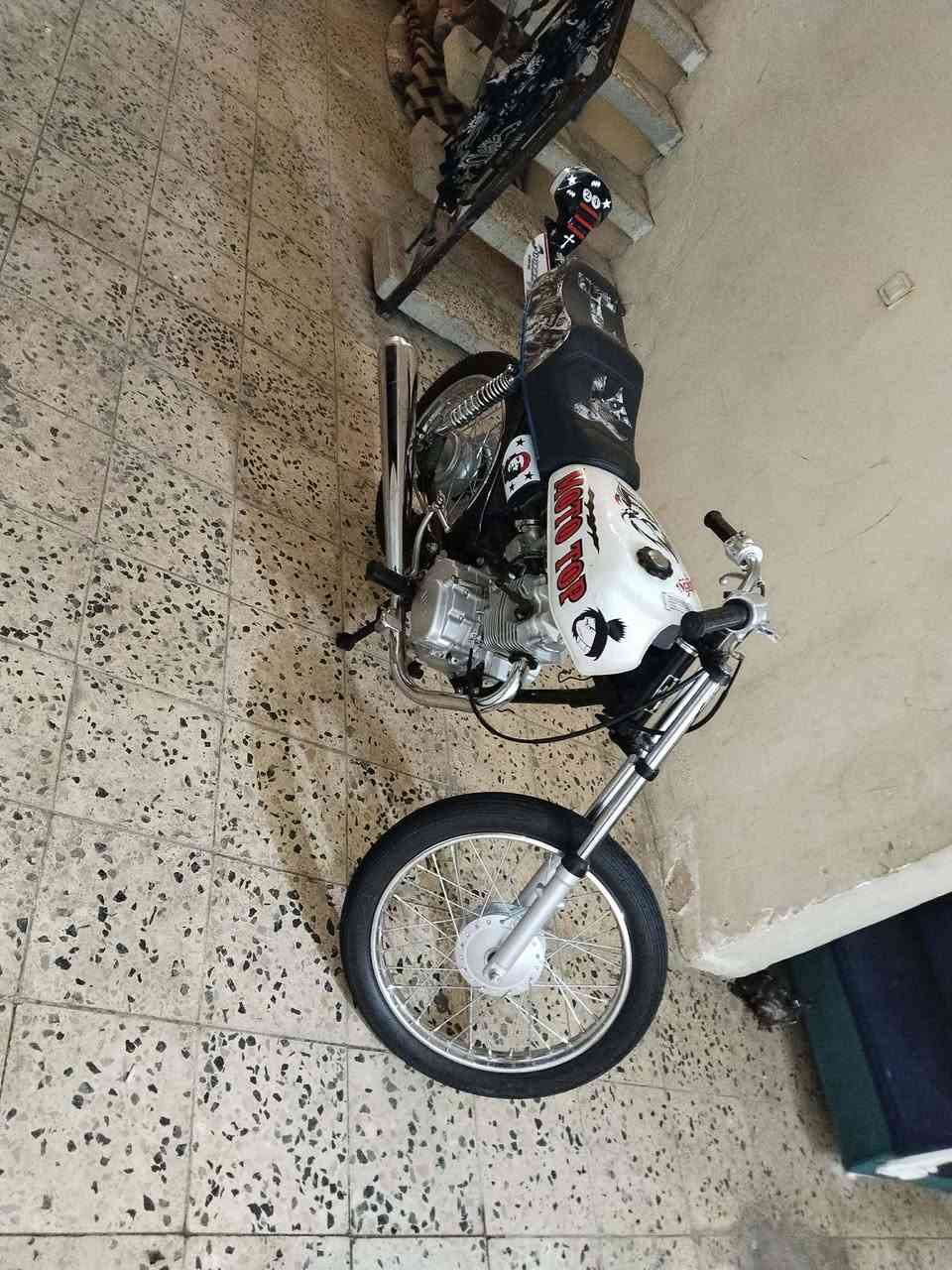 السلام عليكم شباب دراجه اربعه كير موديل 2025 طالعه بل 26 اوراق سكنر دراجه نضيفه وما بيه نقص مكاني كربلاء حي نصر رقمي *********** سعر الدراجه 650 بيه مجال قليل للشراي
