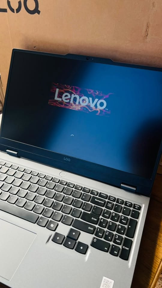 ⚠️للبيع لابتوب Lenovo LOQ، الجهاز بحالة ممتازة جداً (أخو الجديد)، استخدامي الشخصي نظيف ومحافظ عليه بعناية فائقة. هذا الجهاز "وحش" يجمع بين الأناقة والقوة، ومواصفاته حديثة تضمن لك سلاسة وسرعة خرافية بالأداء.

🔥المواصفات:
 المعالج: Intel Core i5-12450HX (أداء استثنائي وقوي لسلسلة الـ HX).
 كرت الشاشة: NVIDIA GeForce RTX 3050 6GB (نسخة الـ 6GB الأحدث والأقوى).
 الرام: 12GB DDR5 (سرعة فائقة في معالجة البيانات).
 التخزين: SSD 512GB سريع جداً.
 الشاشة: 144Hz Full HD (سلسة جداً وتريح العين).
 النظام: Windows 11 أصلي ومفعل.
ملاحظات:
 الجهاز يجي ويا الكارتون الأصلي والشاحن الأصلي.
 الجهاز نظيف، ما مفتوح ولا داخل صيانة، وكل شي بيه يشتغل بامتياز.
 الجهاز جاهز للاستخدام الفوري (نظام وتعريفات كاملة).
 الفحص خير برهان، تعال جرب الجهاز بنفسك وتأكد من أدائه.
السعر المطلوب: 900,000 دينار عراقي -بغداد
للتواصل والاستفسار، مراسلتي على الواتساب: ***********
