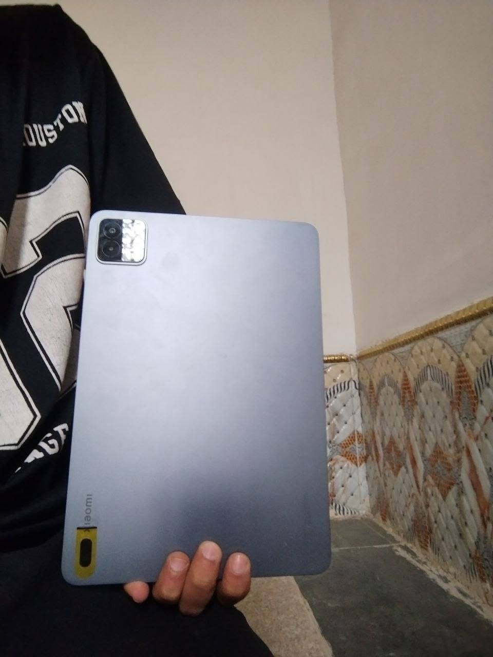 *مواصفات Xiaomi Pad 6S Pro 12.4* 🔥
هذا اقوى تابلت من شاومي حالياً وينافس الايباد برو

### *المواصفات الاساسية*

*1. الشاشة* 
- *الحجم*: 12.4 انش 
- *النوع*: IPS LCD بدقة 3K `3048 x 2032`
- *معدل التحديث*: 144Hz
- *السطوع*: 900nits + يدعم HDR10, Dolby Vision
- *الالوان*: 1 مليار لون

*2. الاداء*
- *المعالج*: Snapdragon 8 Gen 2 - هذا معالج فلاكشيب مال تلفونات الغالية
- *الرام*: 8GB / 12GB LPDDR5X
- *التخزين*: 256GB / 512GB UFS 4.0 سريع جداً
- *النظام*: Android 14 مع HyperOS

*3. البطارية والشحن*
- *البطارية*: 10000mAh
- *الشحن*: شحن سريع 120W Turbo Charging 
  يشحن من 0 لـ 100% بـ 35 دقيقة تقريباً

*4. الصوت والكاميرا*
- *الصوت*: 6 سماعات ستيريو مع Dolby Atmos
- *الكاميرا الخلفية*: 50MP مع PDAF
- *الكاميرا الامامية*: 20MP للسيلفي واللايف
- *بصمة*: جانبية

*5. اضافات*
- *الوزن*: 590g
- *السمك*: 6.26mm
- *يدعم*: قلم Xiaomi Focus Pen + كيبورد 
- *الواي فاي*: Wi-Fi 7
- *بلوتوث*: 5.4

### *يناسبك لو لا يا زيد؟*
*ايجابيات:*
- الشاشة كبيرة 12.4 ممتازة للدراسة والملازم
- المعالج قوي تشغل عليه اي لعبة او مونتاج للتيك توك
- البطارية جبارة والشحن 120W يخبل
- 6 سماعات الصوت سينمائي

*سلبيات:*
- سعره غالي نسبياً مقارنة بالـ Pad 6 العادي
- حجمه كبير وثقيل شوية اذا تريده للجامعة كل يوم

*الخلاصة*: اذا تريد "جهاز يعيش وياك بالجامعة 4 سنين" وتستخدمه للدراسة + تصميم فيديوهات تيك توك + العاب فهذا وحش.

السعر 450 وبي مجال كلش للتواصل ‏‪***********‬‏،،،،،، او علق اراسلك خاص 🫀💙
