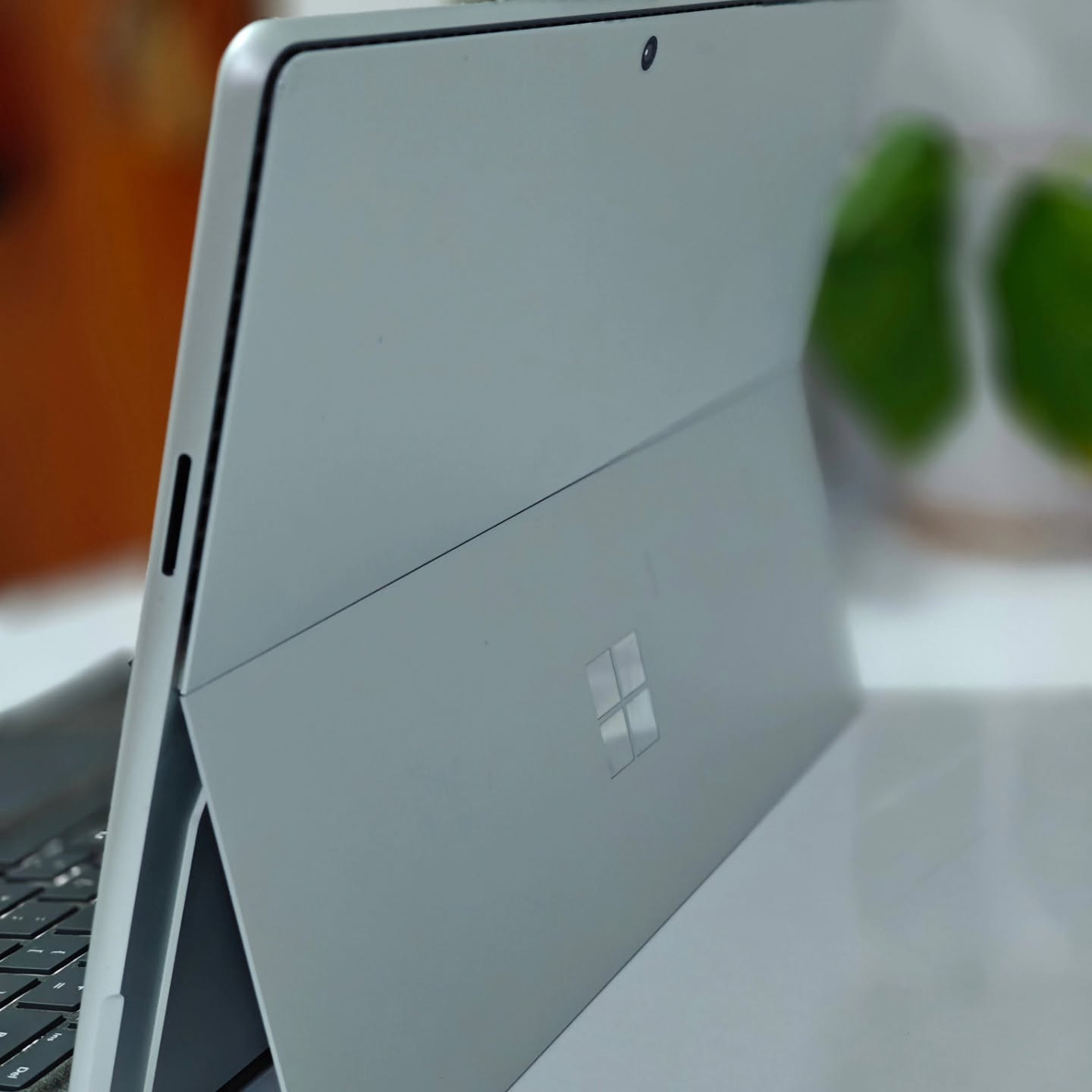 Microsoft Surface Pro 11

*اللون رصاصي
* المعالج: Qualcomm Snapdragon X Plus
* الذاكرة (RAM): سعة 16GB LPDDR5x .
* التخزين : 256GB  NVMe
* الشاشة: شاشة لمس PixelSense Flow مقاس 13 بوصة، دقة 2.8K (2880x1920)، بمعدل تحديث 120Hz لتجربة بصرية فائقة السلاسة.
* البطارية: عمر بطارية استثنائي يصل إلى 14-15 ساعة من الاستخدام المتواصل.
* الكاميرا: كاميرا أمامية بدقة 1440p (Quad HD) وكاميرا خلفية 10MP تدعم تصوير 4K.
* الاتصال: يدعم أحدث تقنيات Wi-Fi 7 ومنفذي USB-C (USB4).
* نظام التشغيل: Windows 11 Pro الأصلي.
* خاصية Face-ID
* الحالة : مستخدم بدون بوكس
* البطارية 🔋: مشحون 162 مرات

السعر :
1- الجهاز فقط 1،150،000
2- مع كيبورد اصلي 1،275،000
3- مع كيبورد و قلم اصليات 1،375،000

* ضمان اسبوعين

للتواصل والاستفسار: ***********

https://t.me/epic_store2

نص مكتوب في الصور:
- Battery report C:/Users/sygbb/battery-report.html Battery report COMPUTER NAME SYG SYSTEM PRODUCT NAME Microsoft Corporation Microsoft Surface Pro, 11th Edition BIOS 175.182.235 09/30/2025 OS BUILD 26100.1.arm64fre.ge_release.240331-1435 PLATFORM ROLE Slate CONNECTED STANDBY Supported REPORT TIME 2026-08-27 10:20:24 Installed batteries Information about each currently installed battery BATTERY 1 SurfaceBattery NAME SWD MANUFACTURER 1305471432 SERIAL NUMBER LION CHEMISTRY 46,530 mWh DESIGN CAPACITY 45,030 mWh FULL CHARGE CAPACITY 162 CYCLE COUNT Recent usage Power states over the last 7 days Search