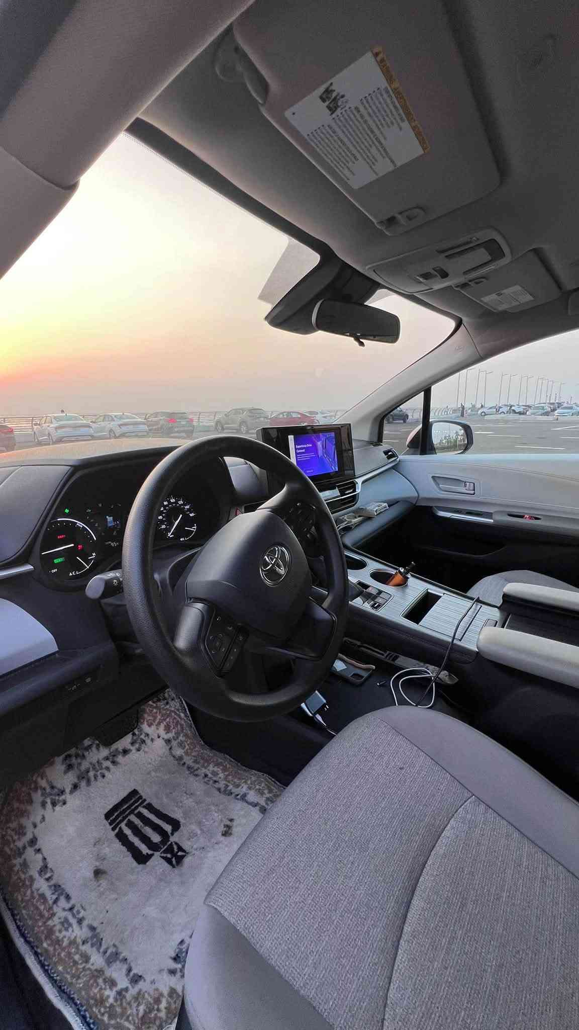 تيوتا سينا • ٢٠٢٥ • ماشيه ١٢ ألف