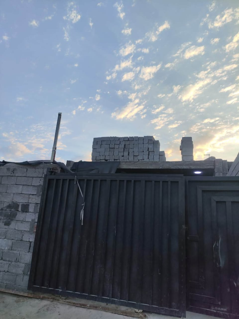 السلام عليكم بيت للبيع هورجب بشارع شحاذه خدمات كامله تبليط ومي وكهرباء المساحه 150 البناء 110 طابق واحد مثل ما موضح كدامكم بصور تريد هوا والاثاث تريد بدون اثاث مواد الطابق الثاني كامله واذا تريد تشتري طابقين مو مشكله كلشي بسعر الاستفسار اكثر خاص ***********
