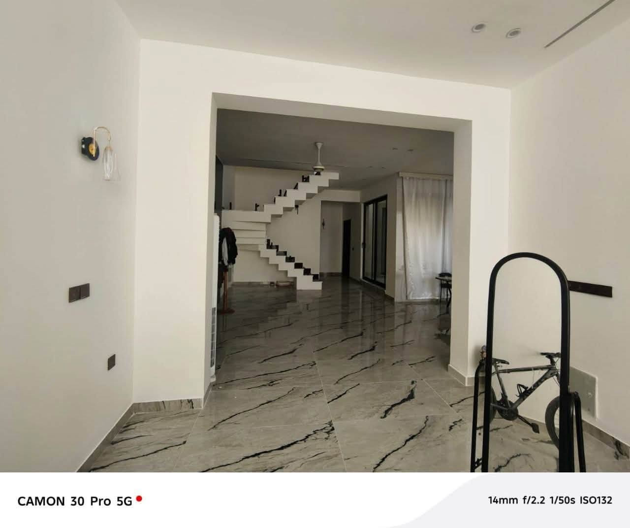 *🏡 دار للبيع - تسليم مباشر*

*الموقع:* الحلة - حي الجزائر  
مقابل محكمة استئناف بابل 📍  
يبعد 100م فقط عن شارع حلة - بغداد  
شارع 10م | موقع مميز جداً

*المساحة:* 200م²  
*السند:* طابو صرف ✅  
*البناء:* حديث | تسليم مباشر

*مواصفات الطابق الأول:*
- استقبال كبير
- غرفة كبيرة نظام فندقي  
- هول كبير
- مطبخ حار + مطبخ بارد
- مجمع صحيات
- حديقة داخلية
- كراج سيارة

*مواصفات الطابق الثاني:*
- غرفتين كبيرة جداً + غرفة ملابس داخل كل غرفة
- هول كبير
- مجمع صحيات
- مخزن
- سطحين "عالي + ناصي"

*مميزات إضافية:*
- *نظام الطاقة الشمسية* ☀️
- بناء حديث وتشطيب راقي

📞 *للاستفسار:* ***********
