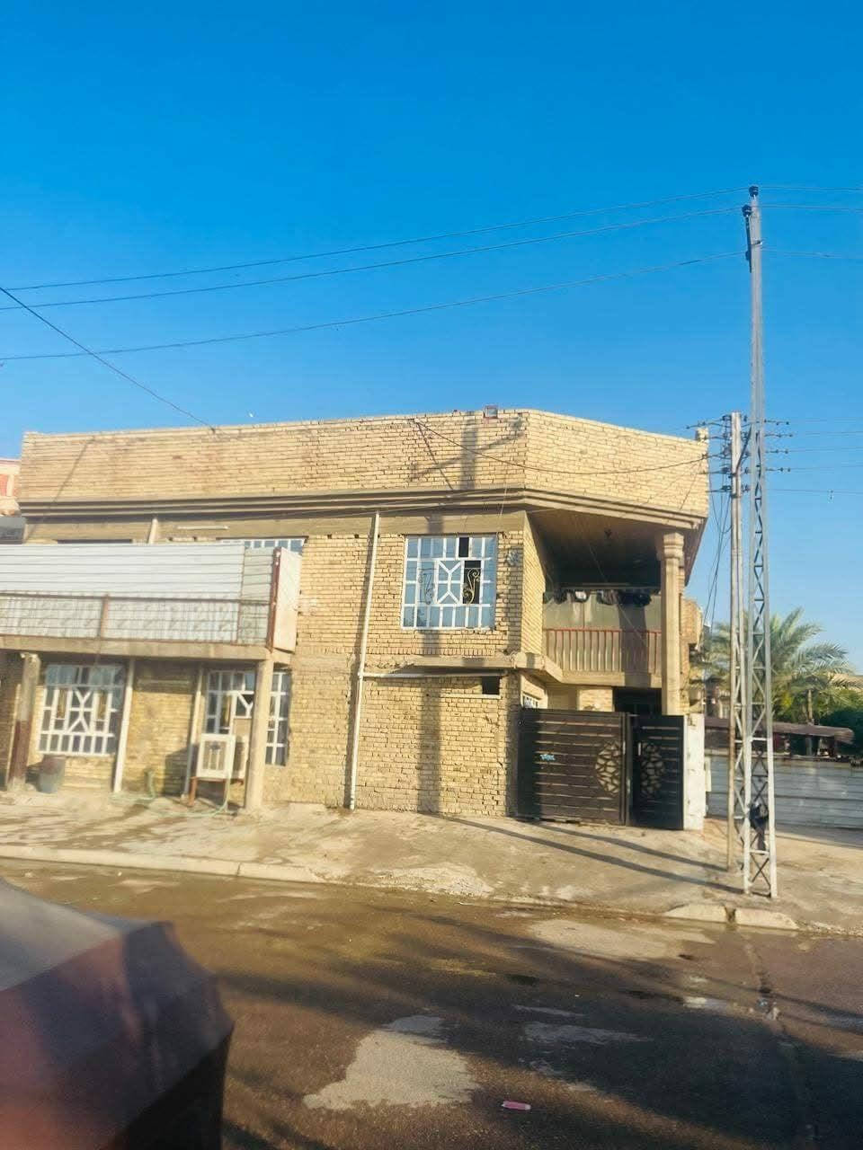 بيت للبيع الموقع مالته ركن وجه عل مشروع مساحت البيت 150 متر بيت كامل من كل النواحي نقص بي بس الواجهيه كدامه حديقه مساحته 400 متر ويه البيت عرض الشارع 20 متر *********** اتواصل ويه ابو البيت ممتواجد عل خاص
