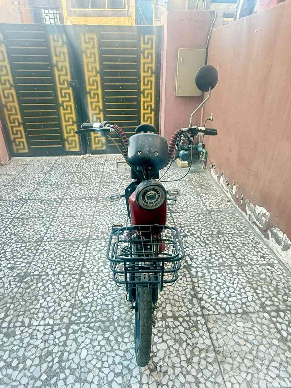 دراجة شحن  شغاله كامله بس  متروكه ابيع هيج هل موجود  بس اطارات فاشه  وياها بطاريات 4 سعر250 مكان حي عامل بغداد ***********
