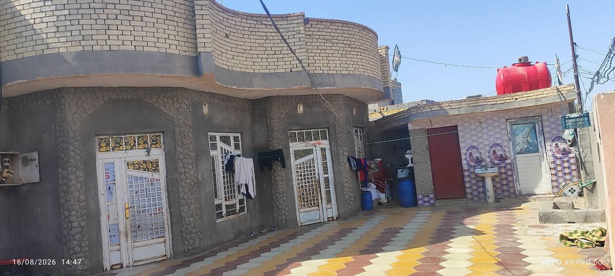 بيت للبيع حي الحسين غرفتين وصاله ومطبخ وحمامات ديوانية ٩
مساحه 330 /***********
