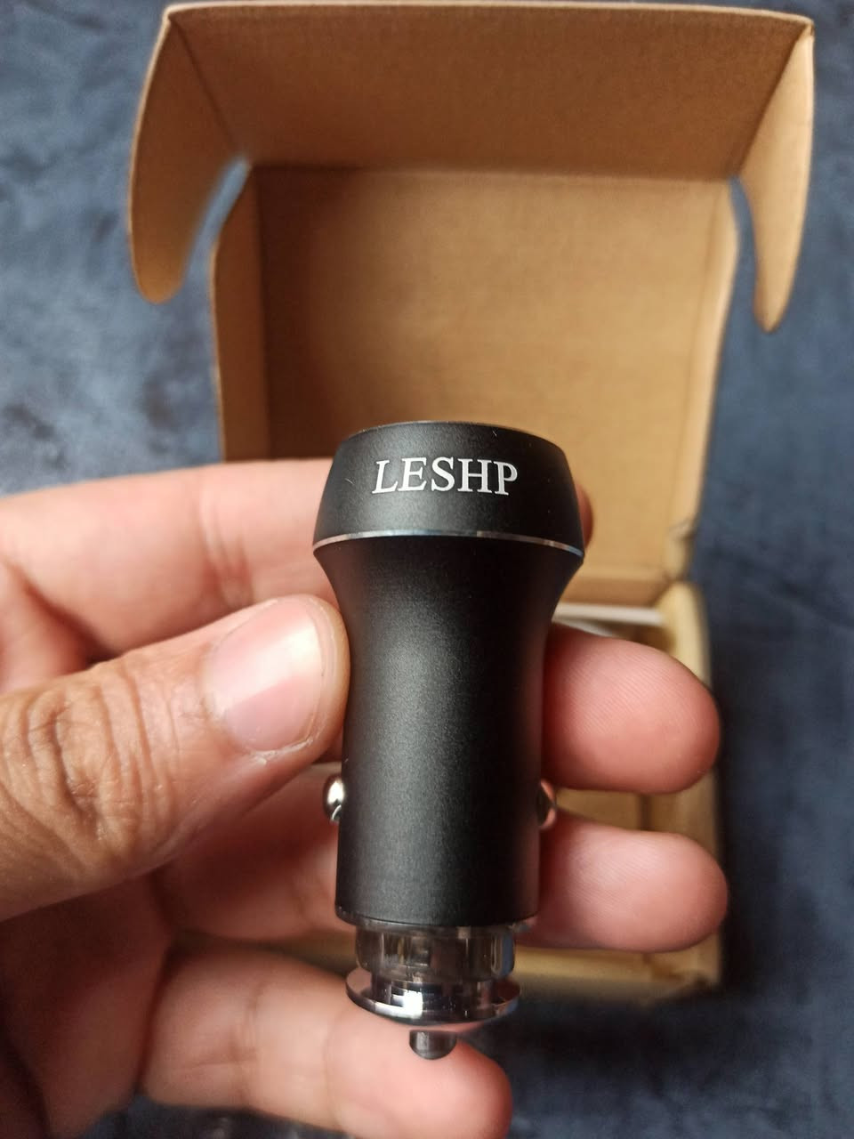 *شاحن سيارة ذكي*  ماركة LESHP.
​ا يحتوي على منفذي USB بشحن مزدوج لتشغيل أو شحن جهازين في نفس الوقت.
​ مصنوعة من الفولاذ المقاوم للصدأ 
​رأس المكبس مطلي بالنحاس 
​هذا الشاحن مصمم ليكون عملياً، متيناً، وفعالاً لشحن أجهزتك الذكية داخل السيارة بأمان 

💰 سعر 7 ألف
للحجز ***********
