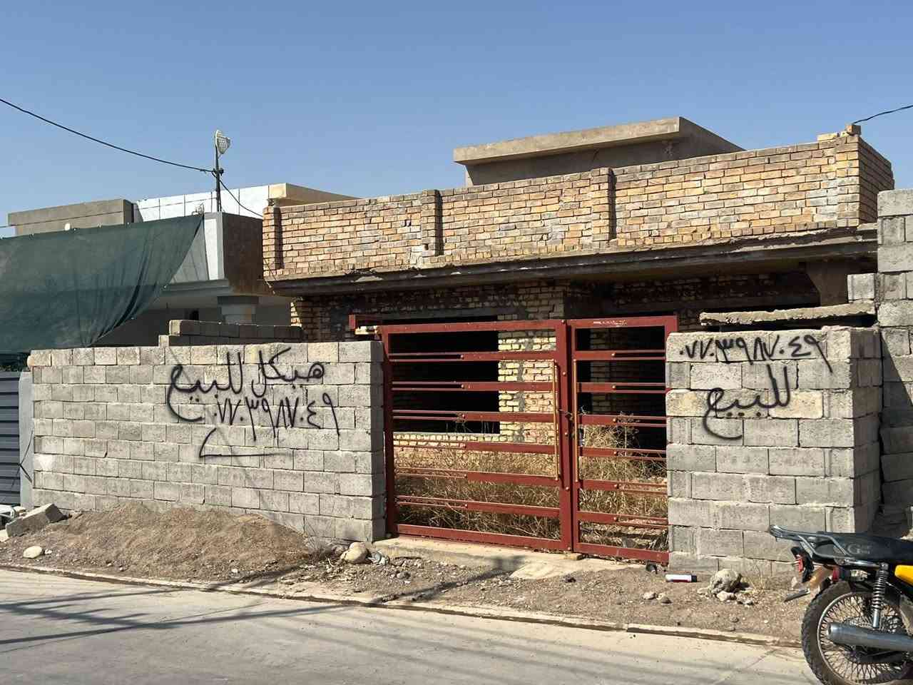 سلام عليكم هيكل للبيع زراعي عنوان بختياري خلف الكوميته قريبه من شارع العام مساحه 200متر غرفتين نوم وصاله واستقبال ومطبخ حار وبارد بناء  طابوك تائسيس مجاري و كهربائيات كامل السطح شتايكر  بس يرادله لبخ وكاشي  لأي استفسار يرجى اتصال بالرقم التالي***********
