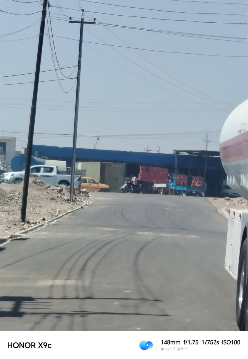 سلا عليكم بيت جاهز ع اخر حبايه ٢٤٠ متر مقابل أسواق الكفيل ثاني بيت عن شارع العام السياحي كافه الخدمات كهرباء متطفه خطين ماي ٣ صوندات بدون ماطور شراي بي خير وتدلل سعره كلش مناسب *********** بي ٤ قرف نوم وصاله جبيره مطبخ واستقبال كلش جبير

