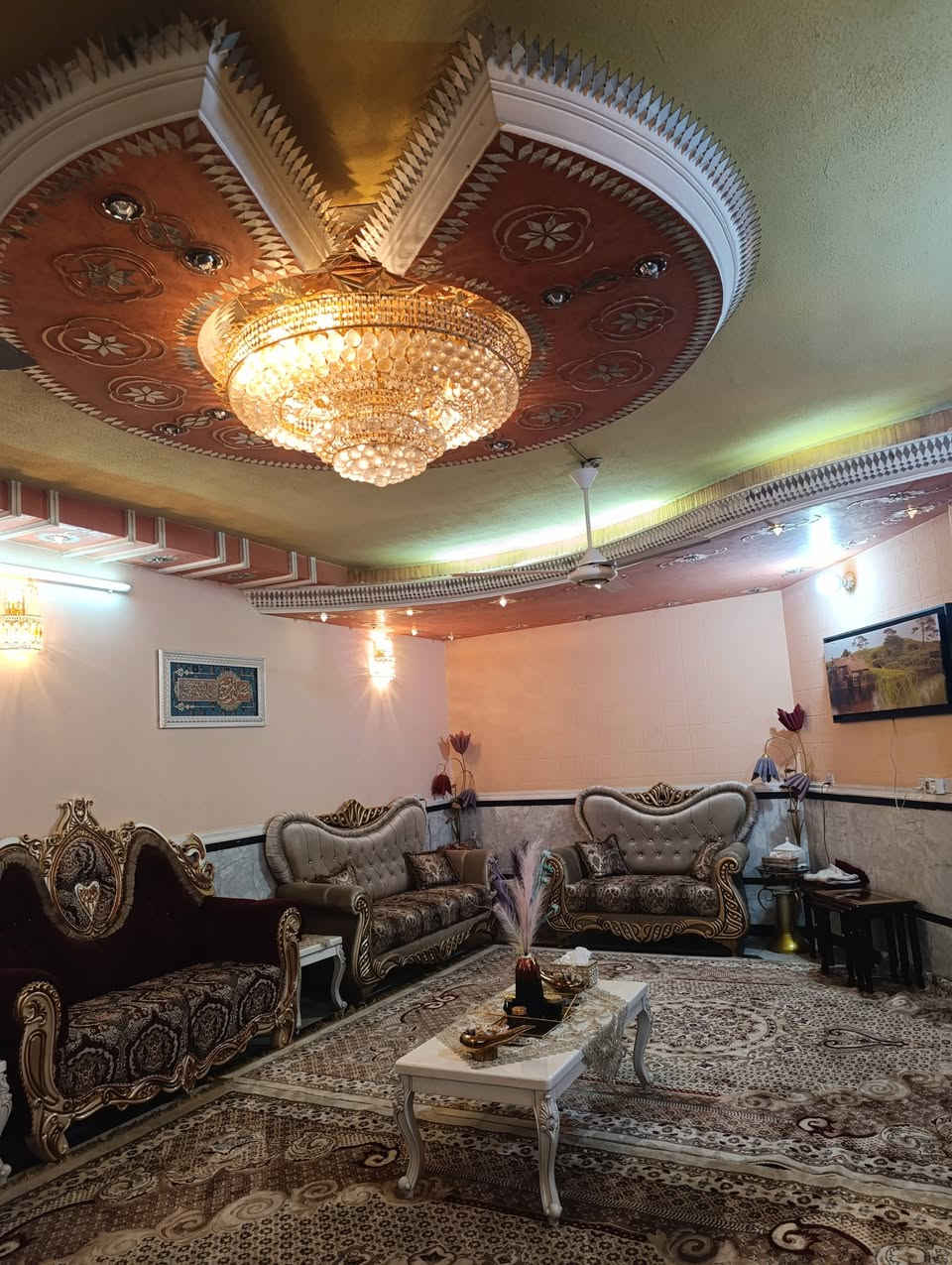 بيت للبيع على شارع الفتلاوي البنوك  مساحه300م ونزال30 يحتوي على خمس غرف نوم وصاله واستقبال ومطبخ وصحيات وحديقه داخليه وخارجيه لاستفسار
***********
