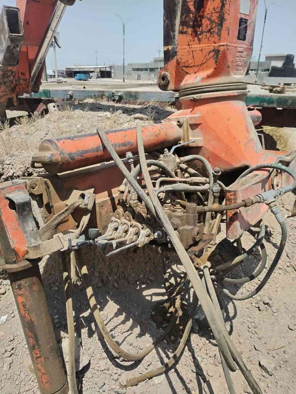 سلام عليكم
كرين كامل مع ملحقاته جاهز عل شغل +الصطحه وياه تانكي هايدروليك حركاته ممتازه
استفسار ***********
الحمل ٧ طن
