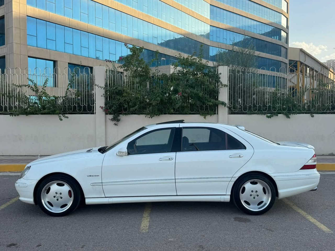 للبيع فقط مرسيدس فقط بدون مراوس وتفاصيل كامله مكتوبه بشكل واضح
غواصه S55 AMG أصل مو مت لو تحديث 
موديل 2001 كفاله عامه بدون ضرر وصبغ 
محرك 55 تنفس طبيعي سياره جديده وجاهزه من كل نواحي محرك كير حداديته تبريد تخم تاير باتري ادامه كله جديده 

فول موصفات للاخير سلايد روف برده كهرباء اربع كشنات كهرباء وخزن وتدفئه تبريد 
ابواب وصندوك ومري شفط 
لايت داينمك زنون متحرك 
جوبلسات 
مري ترحيب وشفط 
تنته كنتاره بلاديه ودشبول جلد خياط 
حساسات امامي خلفي + حساس مطر 
شاشه أعطال وكروز سرعه قفل كير 
جام بلورايز بلادي كامل 
سياره كله مختمه AMG صالنصات وويل ودواخل اصلي شركه مو تحديث 
باقي تفاصيله معروفه وواضحه بصور 

سياره قرار 102 تسجيل جديد مسقط رقم وفاحص مرور وكمرك وهزه معاملته كله كامله باقي فقط الكمرك مامدفوع 
حالياً ابيع واقع حال وكاله فقط 

مكانه بغداد الكاظميه والسعر 77 ورقه وبيه مجال بسيط جداً اي استفسار فقط الاتصال ***********
