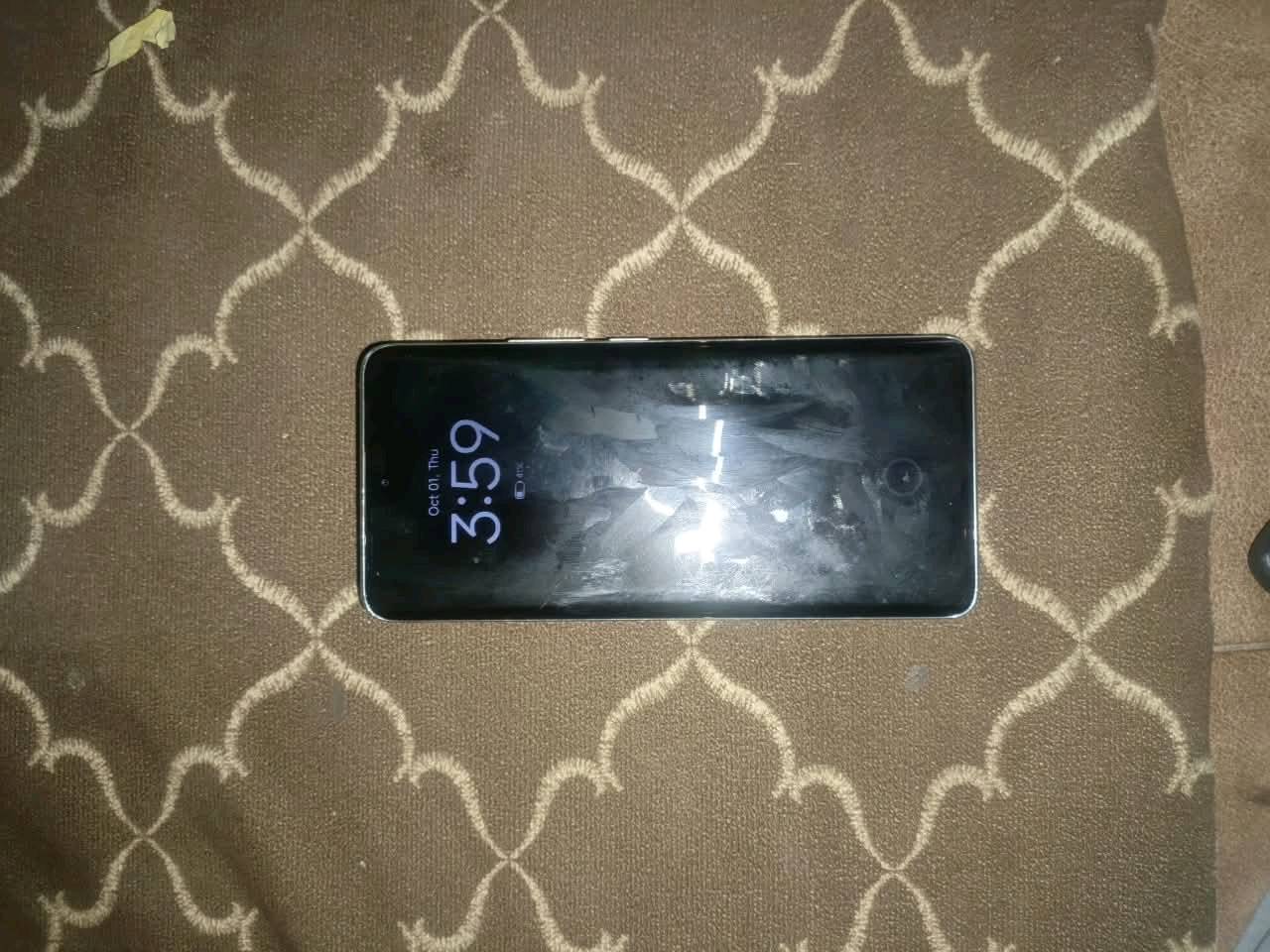 سلام عليكم للبيع: بوكو اكس 7 (Poco X7) – مستعمل بحالة ممتازة (ممفتوح/بدون تصليح) 📱
الشاشة: AMOLED بحجم 6.67 بوصة، بدقة +1.5K وبتردد 120Hz.  
​المعالج: Dimensity 7300 Ultra (أداء ممتاز وسلس للألعاب والتصفح).  
​الكاميرا الأساسية: 50 ميجابكسل مع تثبيت بصري (OIS) + تصوير فيديو 4K.  
​الكاميرا الأمامية: 20 ميجابكسل.  
​البطارية والشحن: 5110 مللي أمبير مع شحن سريع بقدرة 45 واط.
ذاكرة: 512 جيجا بايت 
الرامات: 12كيكا رام 
ملحقاته كفر شاحنه قويه ب 45 واط
الضرر فقط عدسه الخارجيه الكامره مكسوره 
مكاني بغداد الغزاليه 
السعر : 240 وبي مجال بسيط حك الجيه
للاستفسار:  *********** متواجد واتس اب وايضا ماسنجر