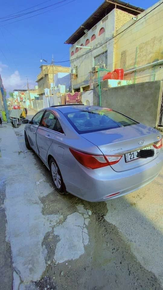 سوانتا 14فول واحد على واحد 
سوناتا سلفري مكينه  بانزين 
السياره جديده كلش وجاهزه من كلشي 
حداديه جديده وكلشي بيه شرط الفحص مكينه كير 
السياره كصه وحده بجم متومه اسليمانيه طبق لاصل 
مكاني بصره ب38وبيه مجال حك الجيه مستعجل على بيعتها محتاج 
***********
