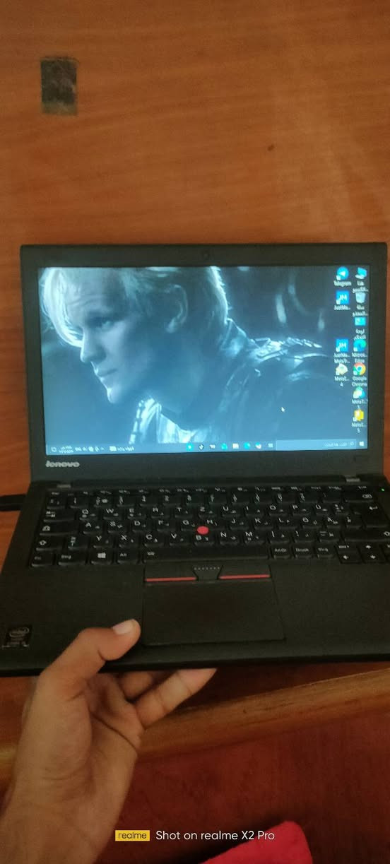 لابتوب نضيف كلش مستخدم قليل مواصفاته :
core i5 U5 جيل خامس 
ذاكره 238
كامل ملحقاته
بطاريه بحاله ممتازه شحن يطول اكثر من ساعتين متواصله 
سعر مناسب . 
مكاني حله الحمزه الغربي 
واتساب .
***********
