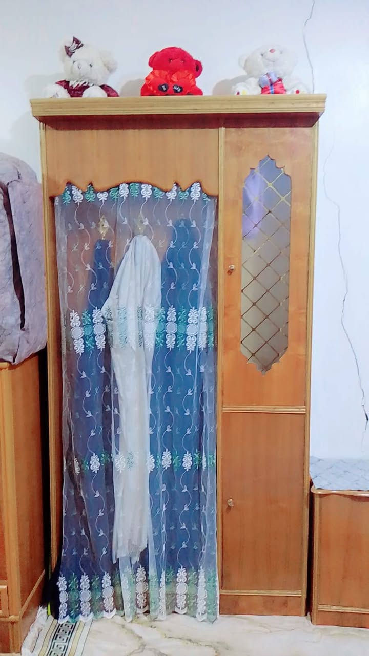 السلام عليكم غرفة اخشاب كاملة وكومديات ثنين ماعدا الجرباية عنوان النجف كوفه رقم الهاتف ***********

