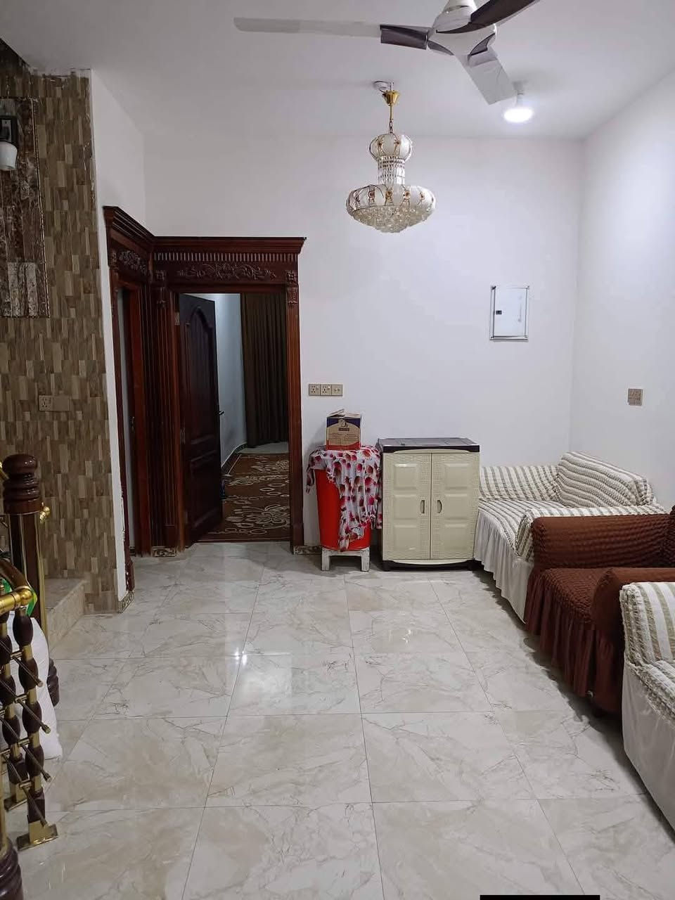يعلن مكتب عقارات أبو انور الطويسه عن وجود بيت البيع في دور الصحه القضاءات مساحة 143 متر وجه 7 ونص طابو صرف طابقين يحتوي على 4 غرف نوم وصاله وستقبال ومطبخ وصحيات وكراج بناء 2020 شارع 10 متر سعر 370 مليون وبيه مجال مكان راقي ممتاز الستفسار الاتصال//***********//***********// كما نستقبل جميع عروضكم وطلباتكم التجارية والعقارية المكتب مجاز قانونيا المكتب ماقبيل مطعم الحسون عقارات أبو انور الطويسة
