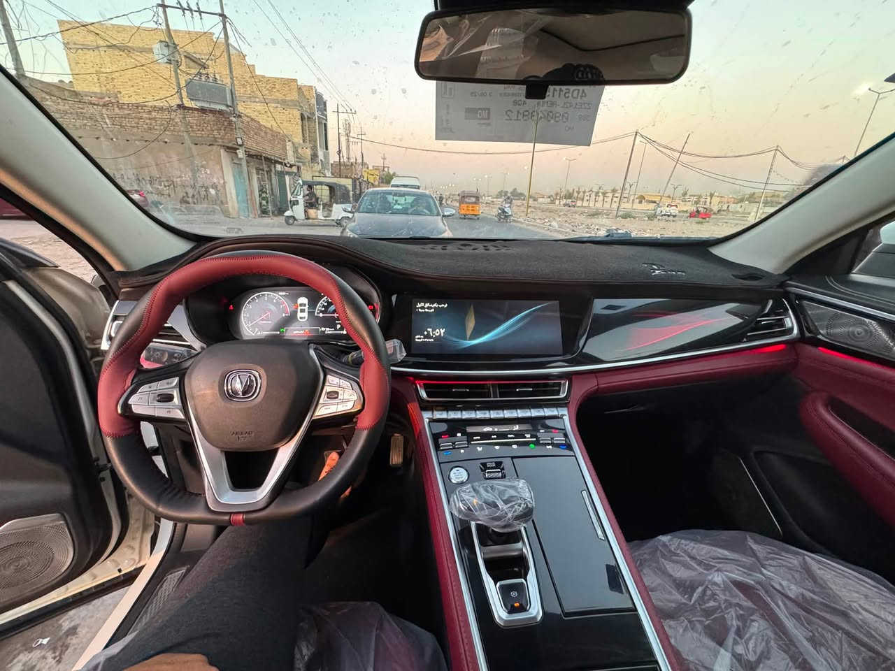شانجان CS85 موديل 2022 – فل كامل (أعلى فئة)
محرك 2.0 تيربو 4 سلندر بقوة 233 حصان / 360 نيوتن متر، جير 8 سرعات دفع أمامي.

ماشية ٤٧  ألف كم، بانزين عادي.

أنماط قيادة (عادي – اقتصادي – رياضي – ثلوج).

مواصفات أمان متكاملة:

ABS، توزيع إلكتروني للفرامل، ثبات، مساعد صعود ونزول، وسائد هوائية أمامية وجانبية، رادار، تحذير تصادم أمامي، مكابح طوارئ أوتوماتيكية، كشف نقطة عمياء، تحذير خروج عن المسار، TPMS.

مواصفات راحة وتقنيات:

كاميرا 360 + اصطفاف ذاتي وريموت، حساسات أمامية وخلفية، مثبت سرعة متكيف، تشغيل بصمة وعن بعد، صندوق كهرباء، سقف بانوراما، شاشة عدادات 10.25 إنش، شاشة وسطية 12.3 إنش، عرض شاشة الجوال، 8 سماعات.

مقاعد جلد كهرباء مع ذاكرة للسائق وتدفئة وتبريد، مرايات كهرباء مع تسخين، حساس مطر، إضاءة LED، رنقات 19 إنش.

معدل صرفية 14.1 كم/لتر.

 السعر ١٦٤ وبيه مجال بيع او مرواس 

📍 المكان: بغداد
 ***********
