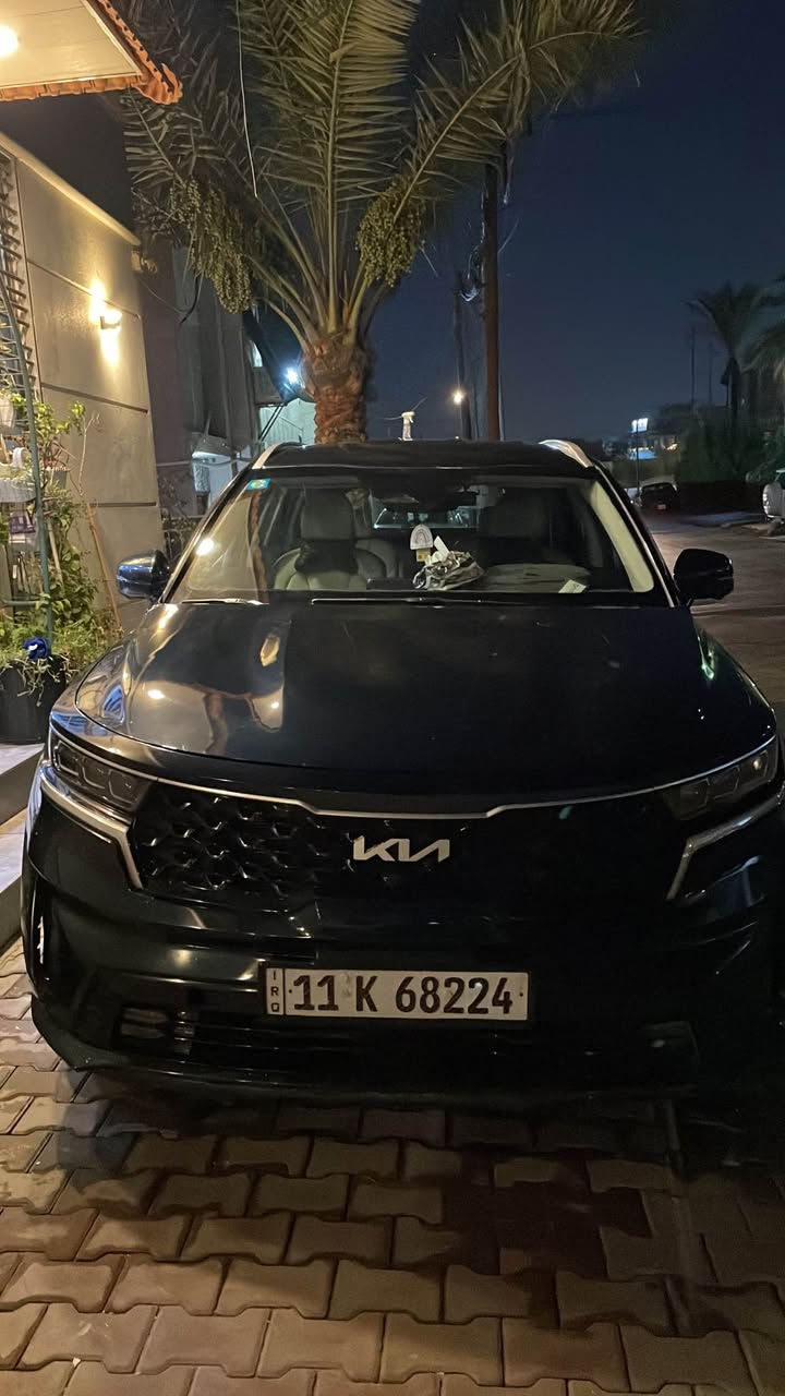 🚙 للبيع كيا سورينتو 2024 هايبرد SX Prestige

سيارة عائلية فاخرة بمواصفات عالية واقتصادية بالوقود 👌

🔹 الموديل: 2024
🔹 الفئة: SX Prestige
🔹 المحرك: 1.6 لتر تيربو هايبرد
🔹 القوة الإجمالية: 227 حصان
🔹 ناقل الحركة: أوتوماتيك 6 سرعات
🔹 الدفع: رباعي AWD
🔹 اللون الخارجي: نيلي
🔹 الداخل: أبيض فاخر
🔹 عدد المقاعد: 6 مقاعد مع كراسي منفصلة في الصف الثاني (Captain Chairs)

✨ أهم المواصفات:
▪️ شاشة كبيرة
▪️ عدادات رقمية
▪️ نظام كاميرات 360 درجة
▪️ كاميرات للنقطة العمياء
▪️ حساسات أمامية وخلفية
▪️ نظام صوت Bose فاخر بـ 12 سماعة
▪️ مقاعد جلد فاخر
▪️ مقاعد أمامية كهربائية
▪️ تدفئة وتبريد المقاعد الأمامية
▪️ تدفئة مقاعد الصف الثاني
▪️ تدفئة المقود
▪️ مثبت سرعة ذكي وأنظمة مساعدة على القيادة
▪️ نظام المحافظة على المسار
▪️ نظام تفادي الاصطدام
▪️ مرايا كهربائية قابلة للطي
▪️ باب خلفي كهربائي
▪️ منافذ وشحن للركاب
▪️ مواصفات فئة عليا SX Prestige

⛽ اقتصادية بالوقود، والتفويلة الواحدة تمشي لغاية 850 كم تقريباً حسب طريقة القيادة والاستخدام.

⚠️ ملاحظة مهمة وبكل شفافية:
السيارة تعرضت سابقاً إلى حادث انقلاب، وتم صبغ جميع القطع المتضررة وتوحيد لون السيارة بالكامل.
توجد بعض الكهربائياات  لا تعمل مع وجود تك ويل اعوج للتفاصيل الحادث   تواصل واتس اب 
*********** بغداد, العراق
