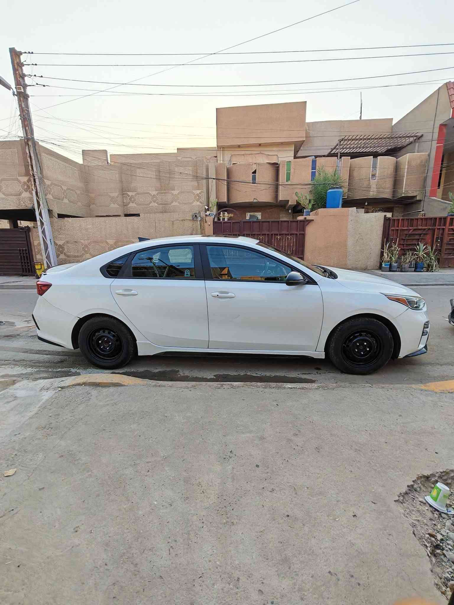 السلام عليكم
سياره فورتي امريكي  موديل 2021حادثها بنيد مبدل نفس الون سياره فول مواصفات 
اي نقص ما بيها سياره مال بيت سعرها 127$ 
للاستفار الاتصال برقم 
***********

