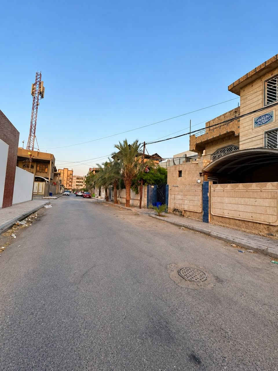 السلام عليكم
بيت للبيع
في حي الحسين الاربع سايدات فرع البنجرجي
مساحته ٣٠٠ طابقين
بي ٦ غرف
٤ حمامات
مطبخ
براني
صاله
للأستفسار ***********
