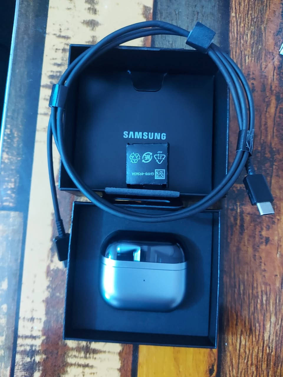 Samsung galaxy buds 3 pro
مستعملة نظيف اصلية بيهة بس اثار استخدام مبينة بالصور بسبب الحركة 
الباتري ممتاز عزل الصوت كلش قوي اغراضهة كاملة 
السعر ١٥٠ الف بيهة مجال 
مكاني بغداد الدورة 

***********
