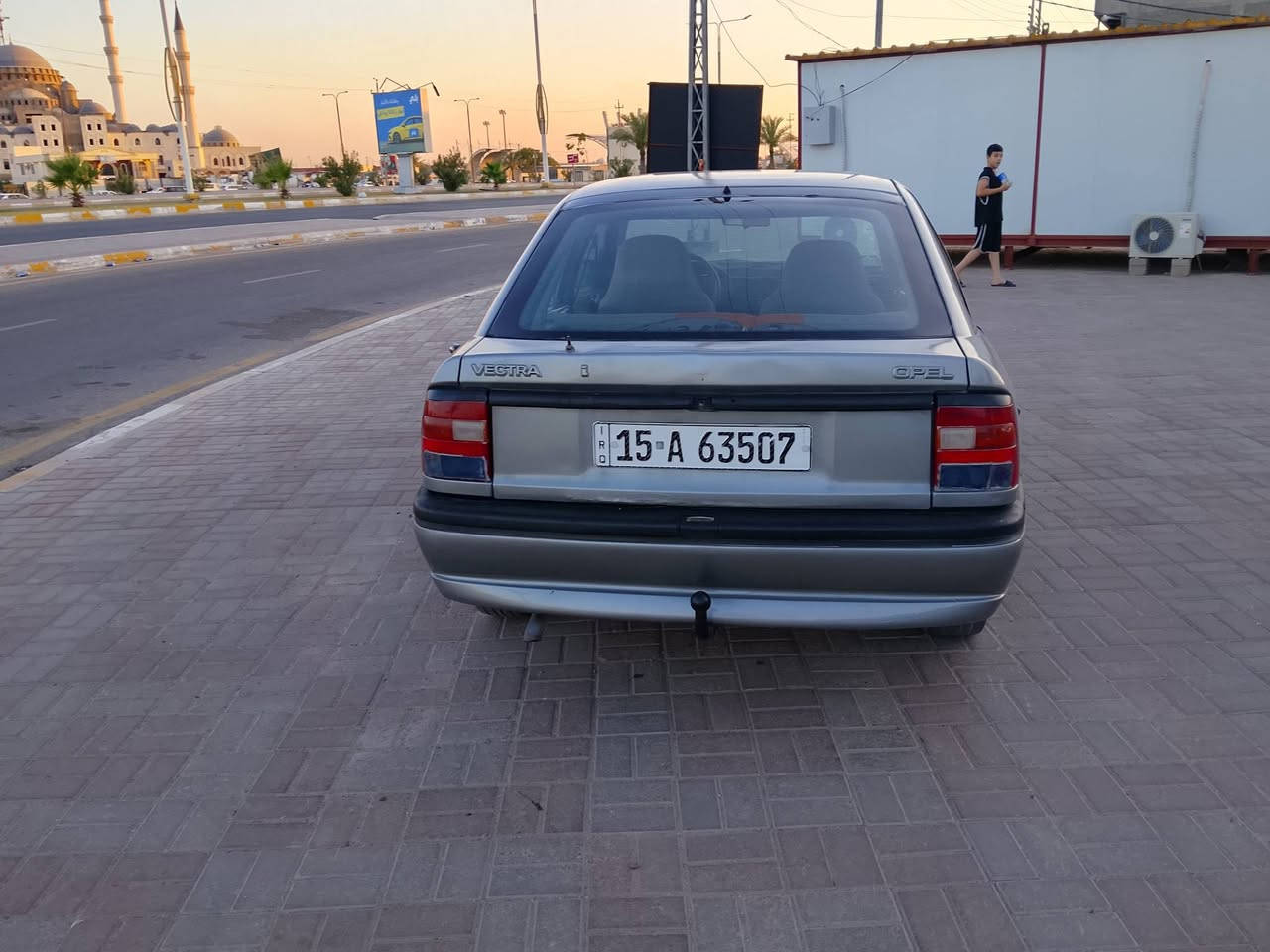 السلام عليكم 
اوبل فكترا للبيع موديل 93 كير ومكينه نظاف 
الكير مرات ع ثالث يفلت بدلت القاعدة مالته رقمها انلكيزي جديد تايرات زينه يرادلها بطاين الاماميه تعبانه فقط سعرها 22 وبيها شويه مجال مكانه الفلوجه رقمي ***********
