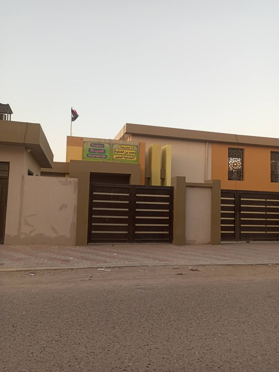 بيت للبيع حي الفارس قريب على الملعب الدولي المساحة 21.5*5=107 طابقين بناء حديث مقابل مدرسة محمد بن الحنفية داخل الفرع للاتصال على ***********

