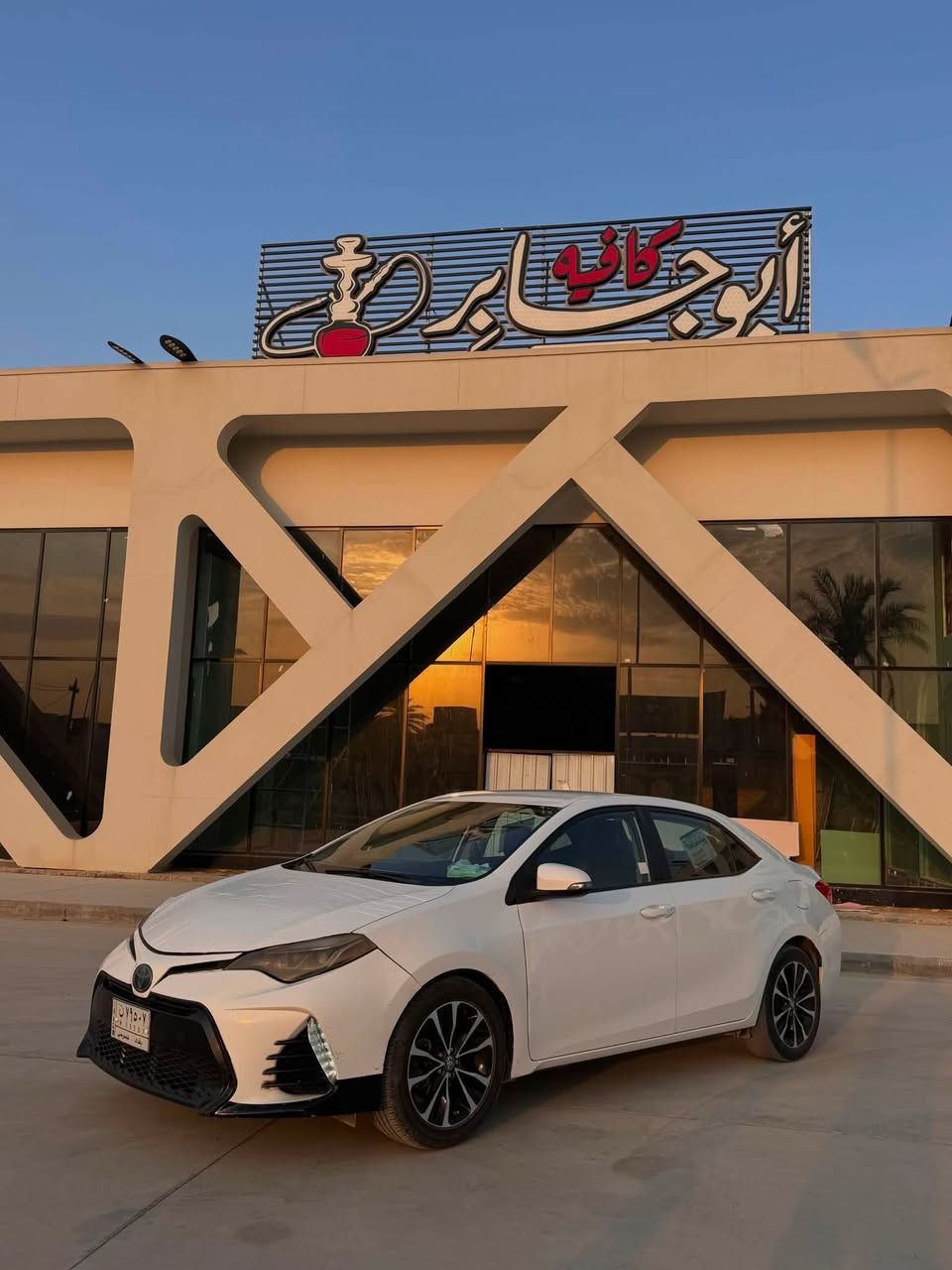 السلام عليكم
كورلا :2019. Se 
بيضة رقم بغداد ابأسمي تحويل مباشر
موصافات 
محرك :1800
ناقل الحركة أوتماتيك
الدفع أمامي FWD 
‏جلد 
    
* مصابيح LED أمامية.
* كشافات LED نهارية.
* مقاعد رياضية قماش.
* مقود متعدد الوظائف.
* شاشة لمس مع كاميرا خلفية.
* مثبت سرعة.
* دخول ذكي وتشغيل بالبصمة (في بعض النسخ الخليجية).
* 7 وسائد هوائية.
* نظام الثبات الإلكتروني (VSC) ونظام مانع الانزلاق.
* ABS وEBD ومساعد صعود المرتفعات. 
لسيارة جديدة كلش
صور حادثها وسونارها مرفقة بلمنشور
سعر السيارة :137 ورقة 
للستفسار :***********‏
