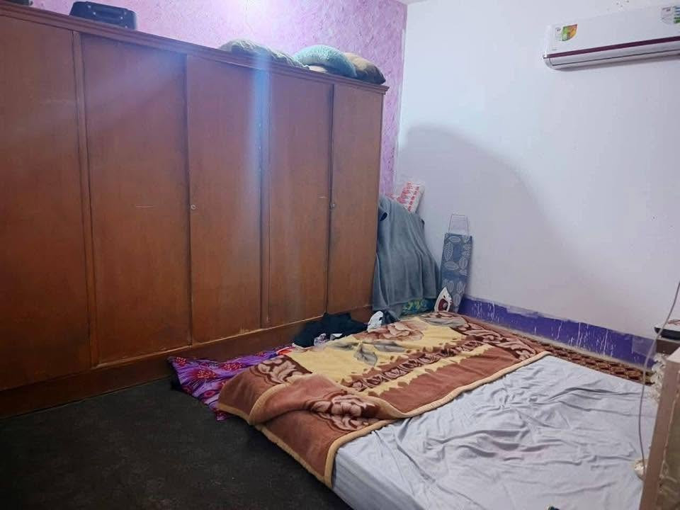 للبيع بيت 100 متر طابو صرف شارع 10 متر الشريط قطاع 73 حي ميسان يحتوي على غرفة و صالة و مطبخ و استقبال و صحيات السعر 115 وبي مجال للاستفسار اتصل ***********
