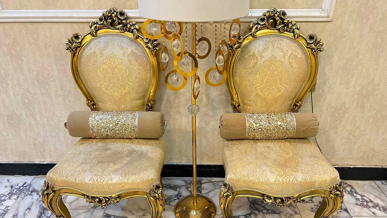 طخم ملكي زان يتكون من ثنين كبار " 3 نفرات " واربعة كرسي " نفر " وثنين كراسي " نفر " مع ثلاث طبلات زجاج مع الطخم 

الطخم مستعمل بس بحاله نظيفة يرادلهه تنظيف شوي واسفنج شوي 

مكاني البصرة 
رقمي : ***********
السعر : 1200000 " مليون وميتين " وبي مجال للشراي
