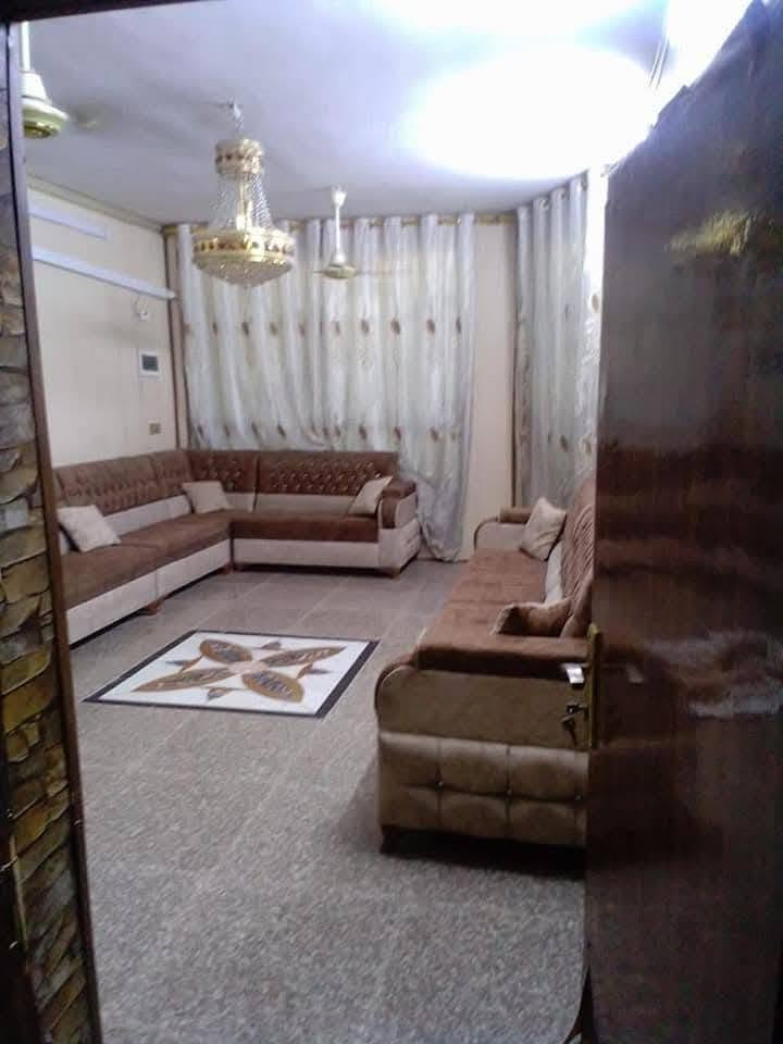 بيت للبيع  في ضباط البلديات قرب اسواق المولى 150متر طابو صرف
الواجه 6نزال 25 
طابقين الطابق الاول متكون من طرمه وصحيات واستقبال ومطبخ وصاله وغرفة نوم والطابق الثاني من غرفتين ومخزن وصحيات وطابق الثالث بيتونه وسطح الواجهة سيراميك والأرضية كرانيت

 السعر220 وبي مجال للاستفسار الاتصال على الرقم ***********
