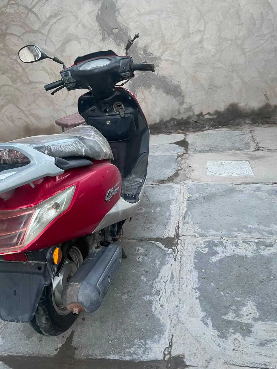سلام عليكم 
دراجه نوع هونداي سرعته 120
الدراجه كامله من كلشي وناعمه بلمشي فقط الهندر عطلان تشتغل نكر سلف سعره 650 وبيه مجال للشراي *********** مكاني بغداد المدائن
