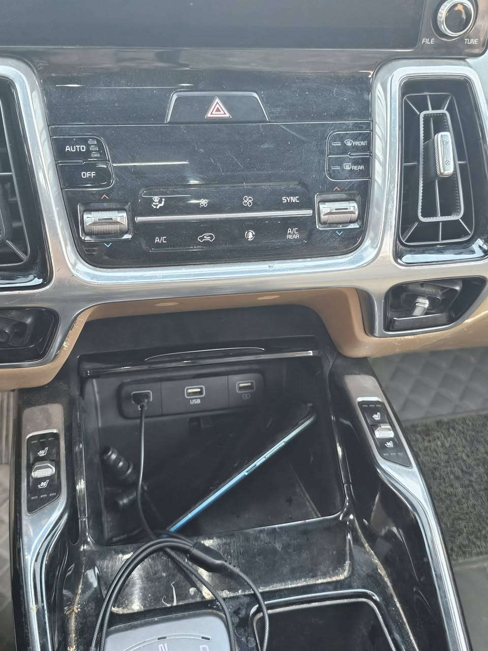 سورنتو ٢٢هايبرد بيضاء بصرة ملكي مكفولة باسمي وارد كوري اصل ماشي ٧١كم فول فول ت*********** السعر النهائي ٢٢٥
