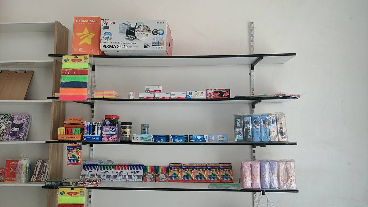 السلام عليكم مكتبه للبيع الاغراض كلها جديده العنوان كربلاء قرب مرقد الحر السعر مليونين وبيها مجال الشراي يتفضل خاص او يتصل على الرقم ***********
