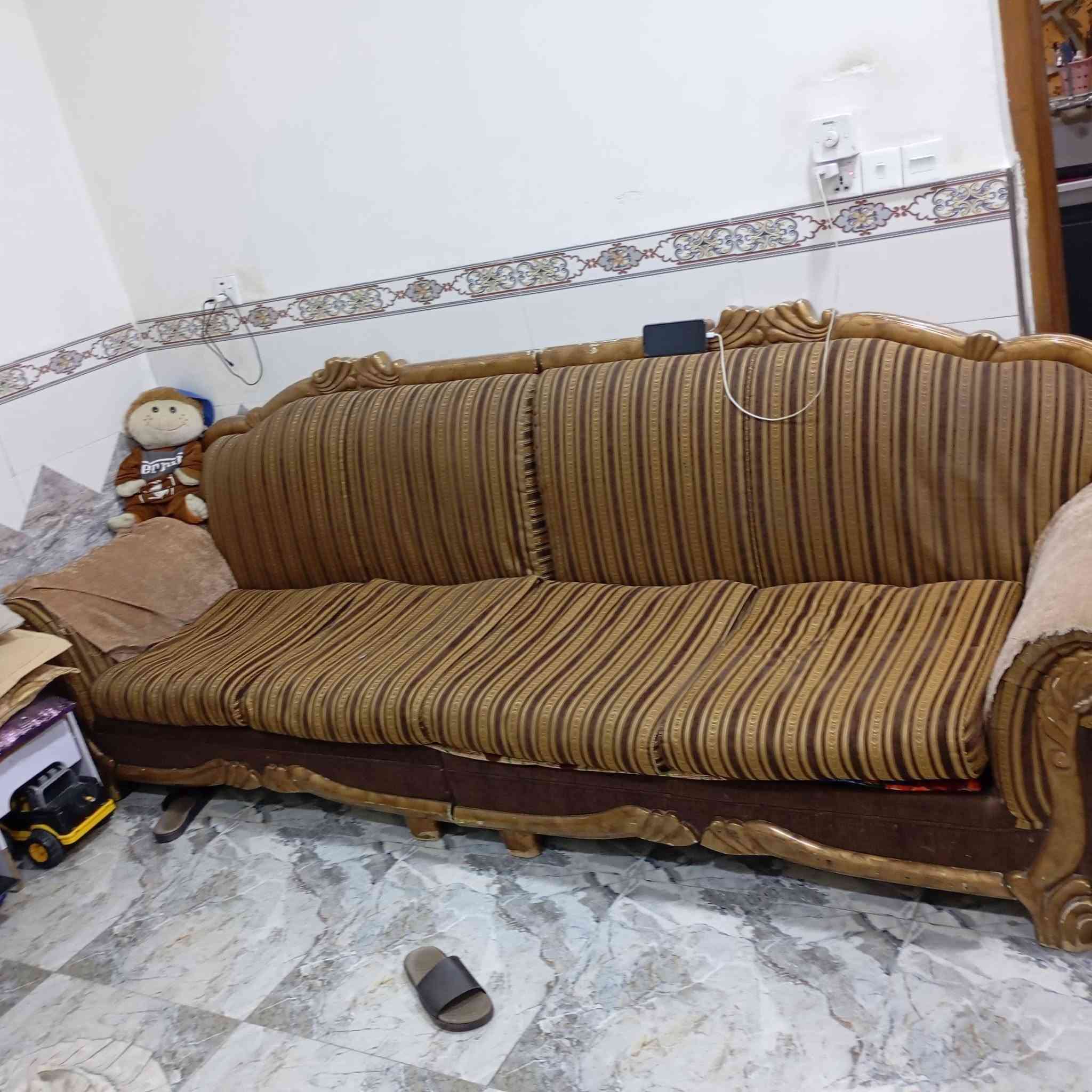 كنب • ١٦مقعد • نضيف