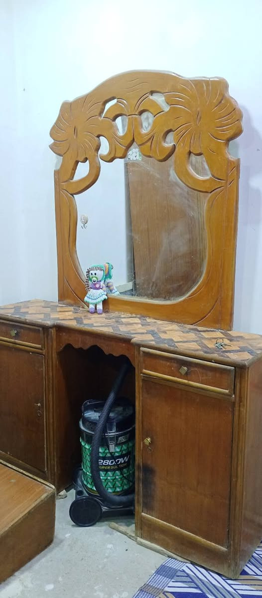 السلام عليكم عندي كاونتر مترين ونص قفل 200 وغرفة اخشاب 300مع مجال قليل استفسار اتصال على الرقم *********** واتساب

