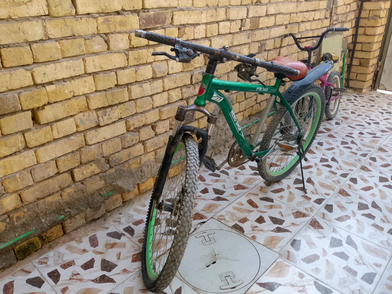السعر 100 الف وبيه مجال