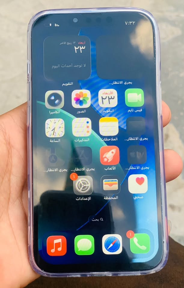 السلام عليكم ايفون 13 عادي ب٣٠٠ وبي مجال كلشي شغال مستبدل شاشه نوعيه زينه بطاريه ٧٤ اتصل وتدلل ***********

نص مكتوب في الصور:
- ٧:٣٢
- حالة البطارية والشحن
- رسالة مهمة حول البطارية
- حالة بطاريتك متدنية جدًا. يمكن أن يبدل أحد مزودي خدمة Apple المعتمده البطارية لاستعادة الأداء والطاقة القصويين.
- العثور على خيارات الخدمة...
- ٧٤٪
- الحد الأقصى للقدرة
- هذا قياس لقدرة البطارية مقارنة بقدرتها عندما كانت جديدة. قد تتسبب القدرة المنخفضة بتقليل ساعات الاستخدام بين عملية الشحن والأخرى.
- أقصى قدرة للأداء
- ستساعد الأنظمة المضمنة في النظام والمكونات في تخفيف آثار الأداء التي قد تلاحظها أثناء التقدم الكيميائي في عمر بطارية iPhone.
- شحن البطارية المحسن
- للحد من استنزاف عمر البطارية، يتعلم الـ iPhone من عادات الشحن اليومية، بحيث ينتظر ولا يتجاوز ٨٠٪ حتى يحين موعد حاجتك إلى استخدامه.