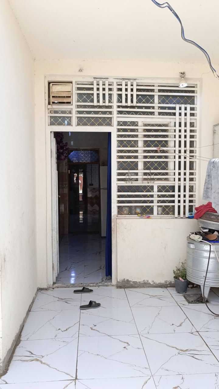 #تم #تنزيل السعر بيع مستعجل 
دار للبيع طابو زراعي سند 25 
امكمل معامله مال التطويب ومنطيني رقم  
مساحه 140 
العباسيه حي المنتظر الثاني مقابل مدرسه سما النجف يبعد عن الشارع العام كوفه عباسيه 50متر 
البيت طابقين  الطابق الاول يتكون غرف2  وصاله استقبال مطبخ صحيات خارجي وداخلي مكشوفه 2
الطابق الثاني بعده ماكامل كاملات بي بس غرفتين 
البيت الطابق الاول صب والطابق الثاني فرمستون 
السعر 59وبي مجال قليل لشراي 
***********
