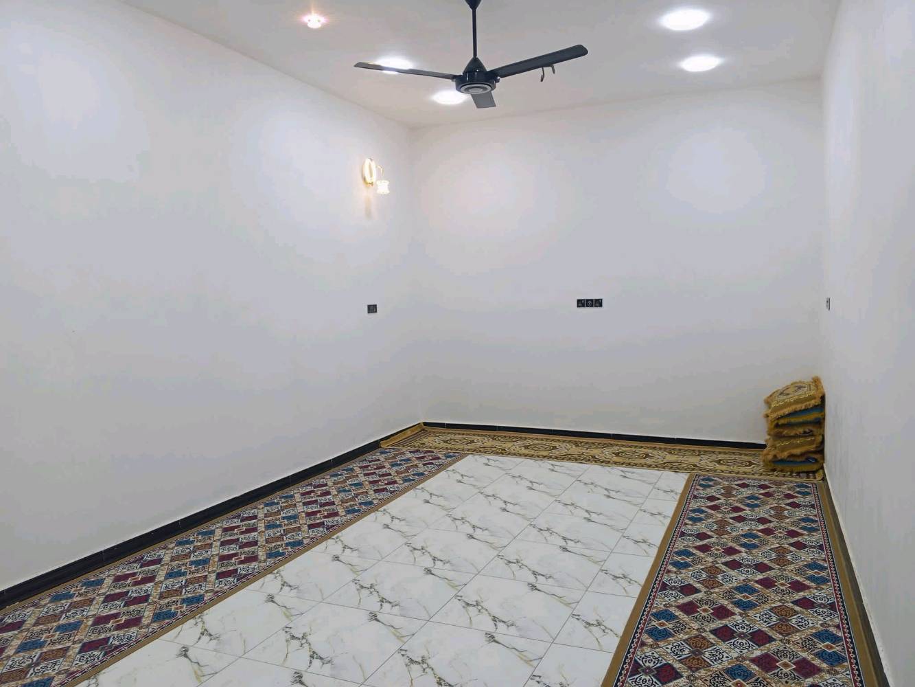 بيت للبيع كوت حي الحكيم شارع بيت عطوف مساحه 275متر على نفس الشارع بناء حديث بلوك اساس طابوك سكف صب خدمات ماء كهرباء مدارس مرقم من قبل بلدية واسط
يتكون من ...غرفتين نوم..هول..مطبخ..استقبال..مجمع صحيات داخليه وخارجيه..كراج ..حديقه..محل..
السعر خاص.     ***********