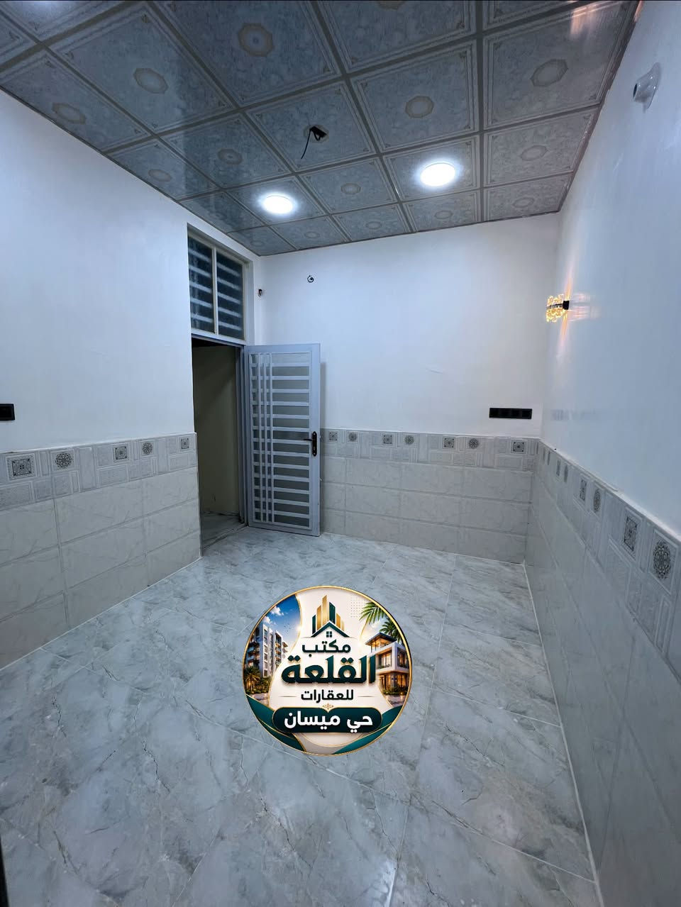 بيت للبيع 50 متر طابو صرف
حي ميسان قطاع 22 قرب شارع البوريات

بناء جديد 2026 .. صب كونكريت مسلح

يحتوي على

صالة استقبال مطبخ صحيات مكشوفة طارمة
غرفة فوك

السعر 77 مع المجال

للاستفسار *********** مكتب القلعة للعقارات

نص مكتوب في الصور:
- مكتب القلعة للعقارات حي ميسان