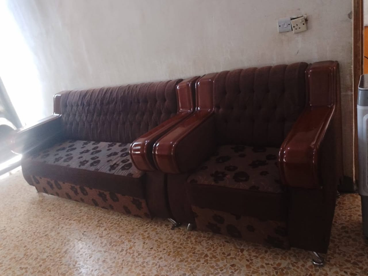 السلام عليكم للبيع سيت قنفات نضيف العدد خمسة قطع الون بني غامق ملكي اليدات خشب الون جوزي التصميم كلاسك ،راقي السعر 350  وبي مجال الكان بغداد حي الرئاسة الرقم للتواصل  ***********
