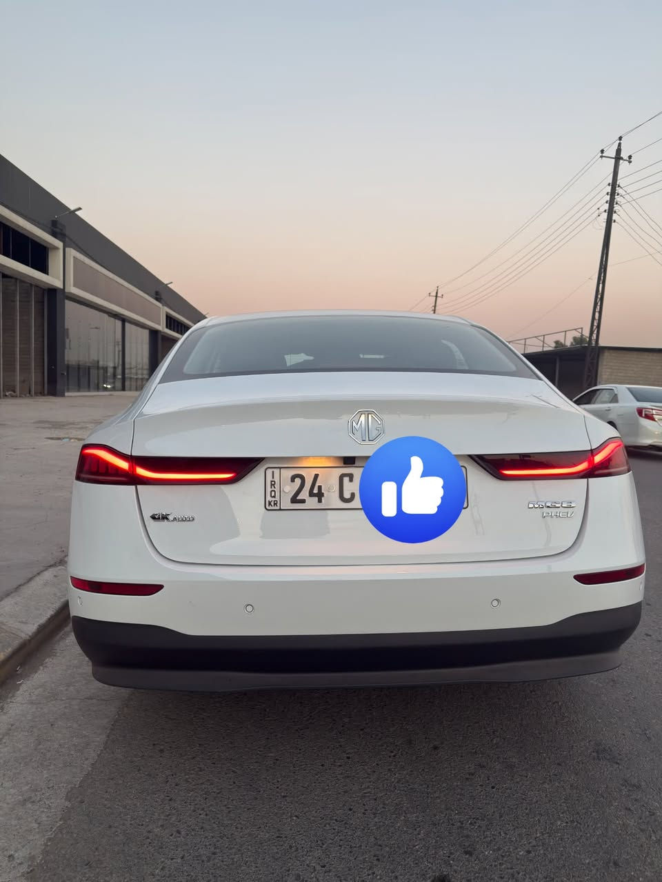 السلام عليكم
MG 8 PHEV

بلگين هايبرد + بانزين 

موديل 2026 

زيرو ماشية 800 كيلو ( 300 محرك + 500 كهرباء ) 

ضمان الوكالة 6 سنوات

 

المواصفات المعروفة :

كاميرة خلفية وحساسات 

مقعد السائق كهربائي 

تحكمات بالستيرن 

تثبيت سرعة 

مساعد نزول المنحدرات 

مانع اصطدام 

تحكم بالبريك 

فتحة سقف 

مرقم دهوك 

كامل الملحقات مع الشاحن 

مسجلة بأسمي تحويل ثاني يوم 

تواصل واتساب ***********

