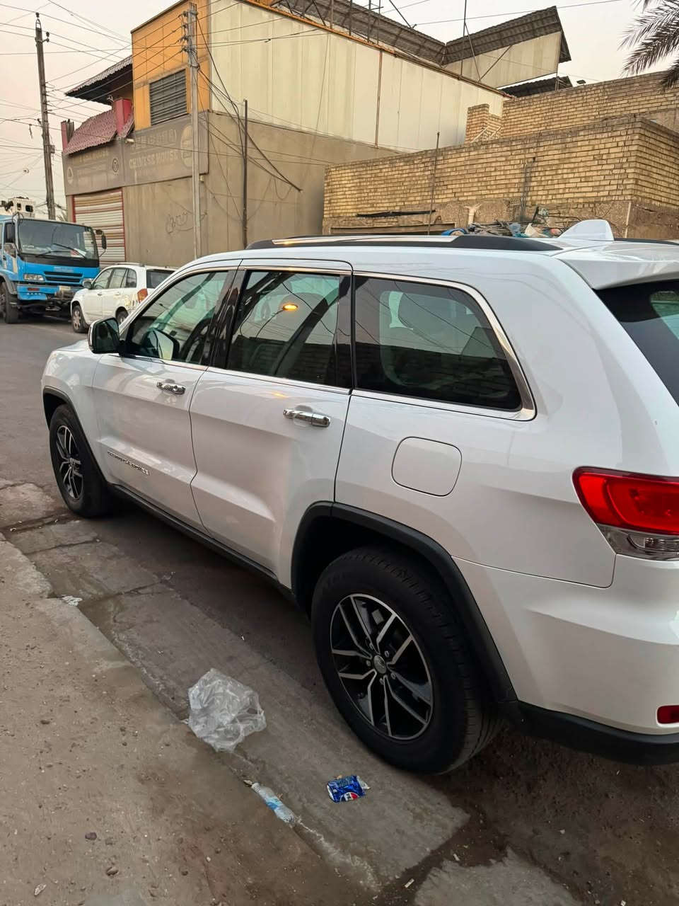 جيب لاريدو 2015 فول وموصفات خليجي بيها ضربه خشم البنيد مبدل اصلي نفس لون وجاملغ صبغ ماشيه 190 الف مكاني بغداد حي العامل السعر 190 وبيها مجال 
الرقم ***********
