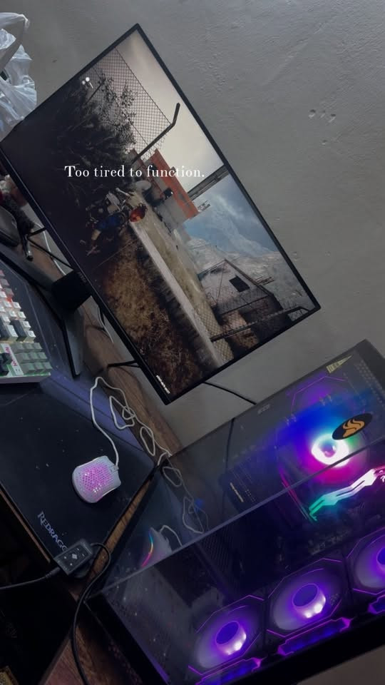 � للبيع حاسبة ألعاب كاملة ومواصفات قوية 🔥
💻 المواصفات:

🔹 المعالج: AMD Ryzen 5 7600
🔹 كرت الشاشة: GeForce RTX 5060 Ti سعة 16GB
🔹 الرام: 32GB DDR5
🔹 اللوحة الأم: Gigabyte B850
🔹 التخزين: SSD سعة 1TB
🔹 الشاشة: MSI MAG 275QF — تردد 180Hz
🔹 UPS: Hi-Power Online — سعة 2KVA
🔹 الماوس: O2 Mini
🔹 الكيبورد: Redragon

🎮 حاسبة مناسبة للألعاب والاستخدام اليومي، ومواصفاتها قوية للألعاب الحديثة.

💰 السعر: 2,300,000 
🤝 قابل للتفاوض للجادين

📍 بغداد

📩 للاستفسار :*********** واتساب فقط

نص مكتوب في الصور:
- Too tired to function.