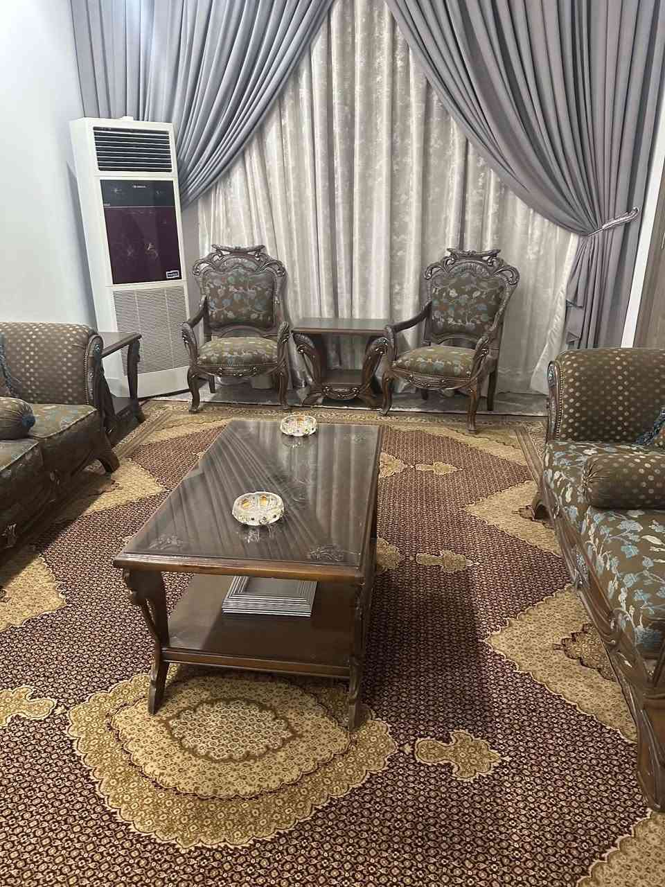تخم 10 مقعد
طبلة كبيرة و 8 كراسي
بردة
للبيع للتواصل والاستفسار الاتصال على الرقم
***********
