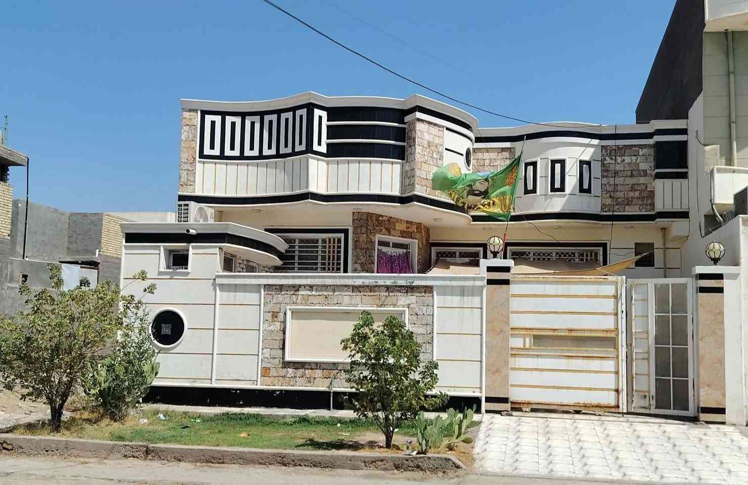 ملاحضه/ السعر خاص. او اتصال. او واتساب 
السلام عليكم.. بيت للبيع / في مجمع حجي حسين مقابل المستشفى. قرب اسواق ابو احسان مباشرة.
بشارع ال ١٥ متر
 مساحه البيت ٢٠٠ متر 
بناء حديث جداً. طابوق جمهوري. يتكون من. غرفتين وصاله ومطبخ واستقبال. صحيات داخليه وخارجيه. وشغل كله درجه اولی. للإستفسار عل رقم ***********
